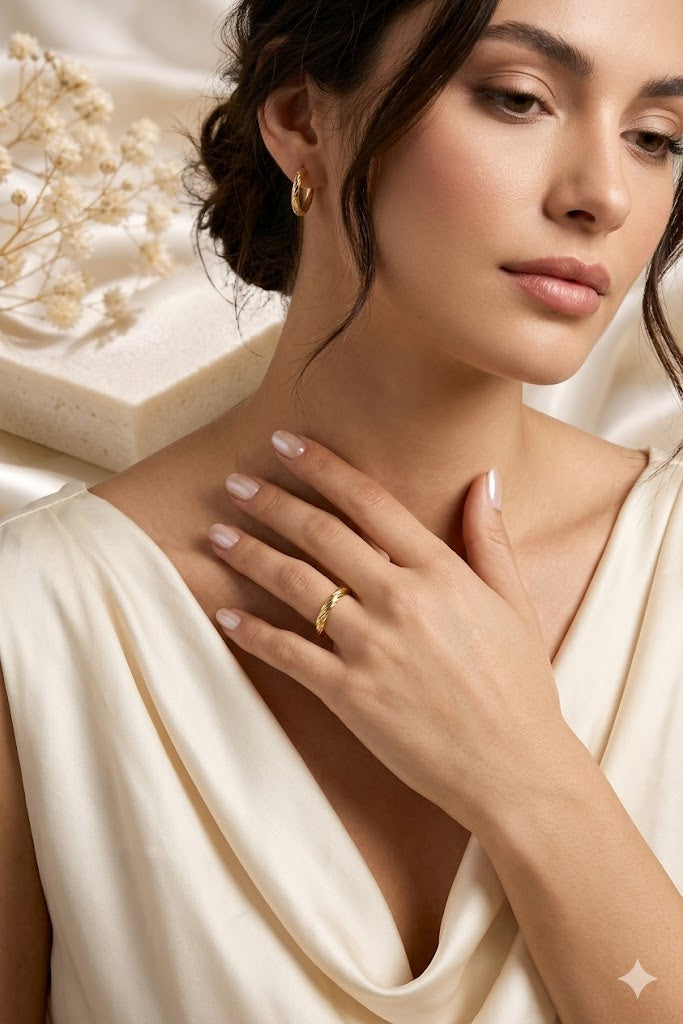 Anello minimalista con strisce