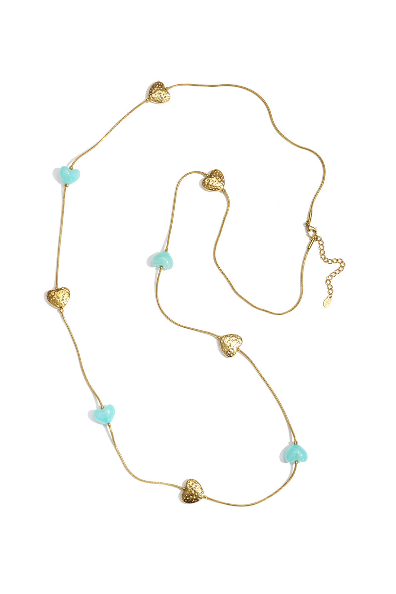 Collana lunga con perline di varie forme e dimensioni