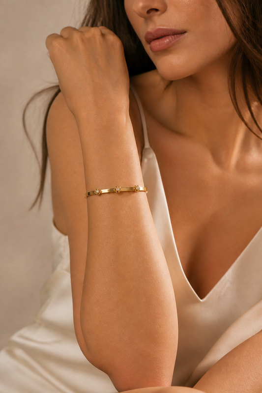 Bracciale rigido con dettaglio floreale e strass