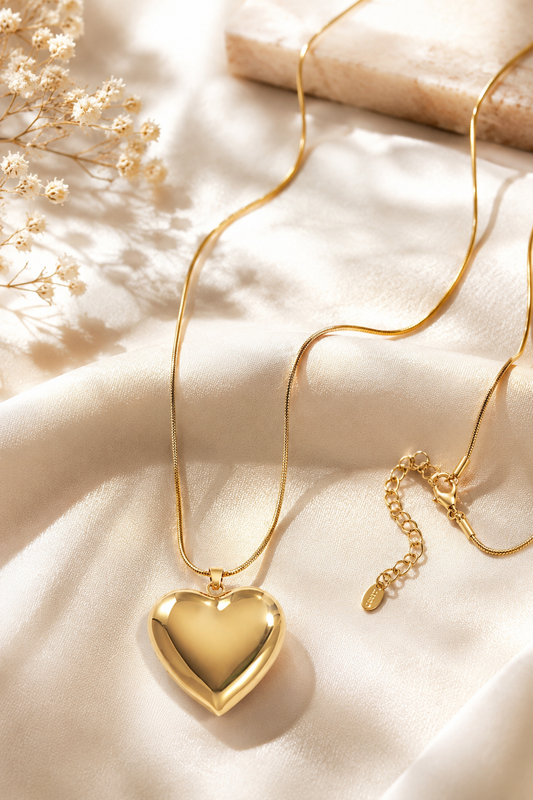 Collana lunga con ciondolo a forma di cuore