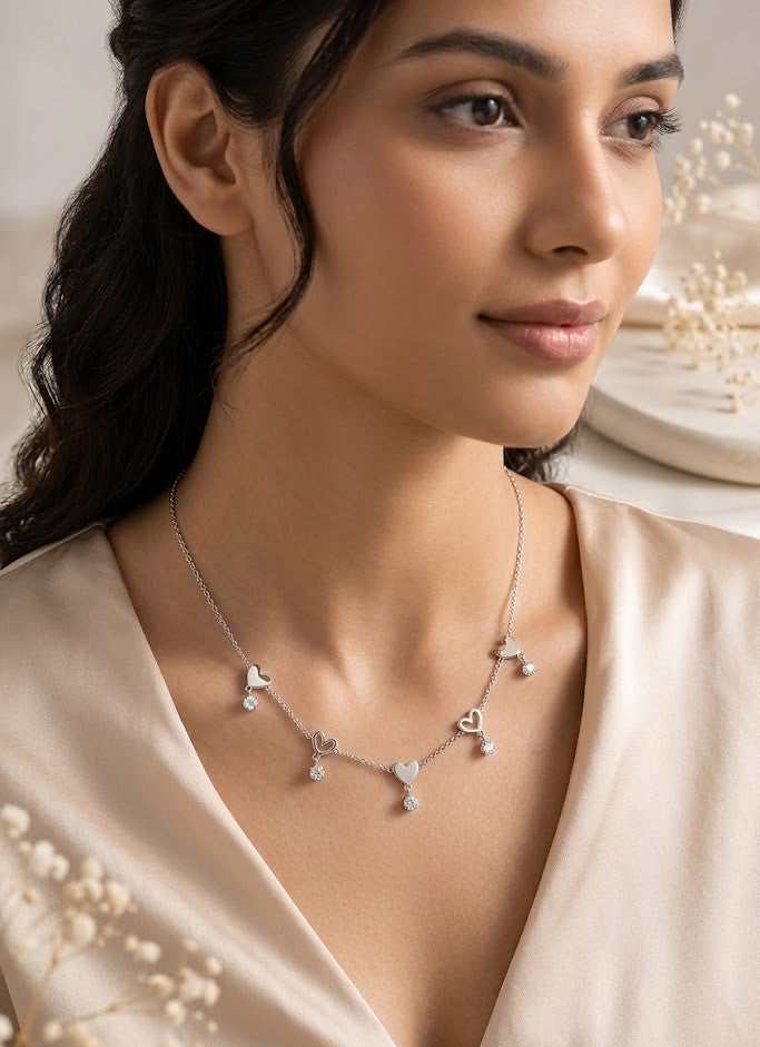 Collana con cuori alternati e pietre pendenti