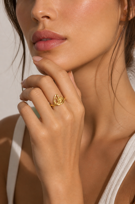 Anello con rosa sul cuore