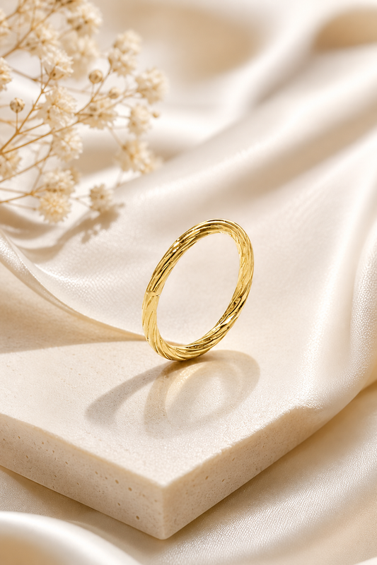 Anello minimalista con strisce