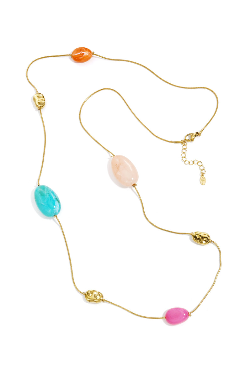 Collana lunga con perline di varie forme e dimensioni