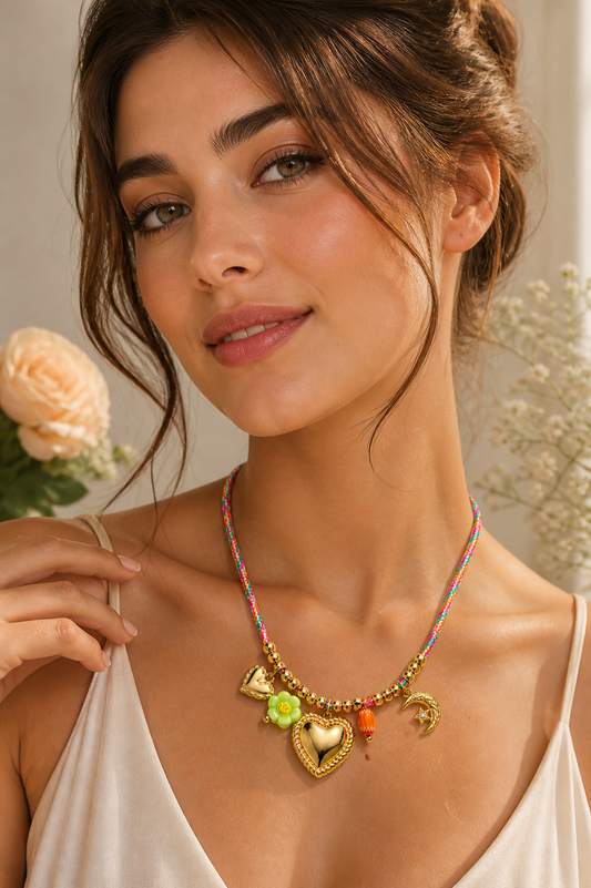 Collana con cordino colorato e pendenti