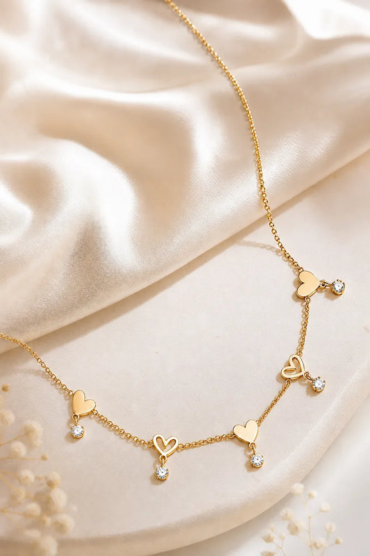 Collana con cuori alternati e pietre pendenti
