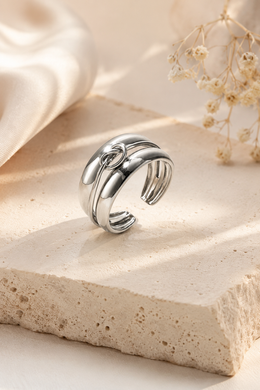 Anello a strati con dettaglio intrecciato minimalista