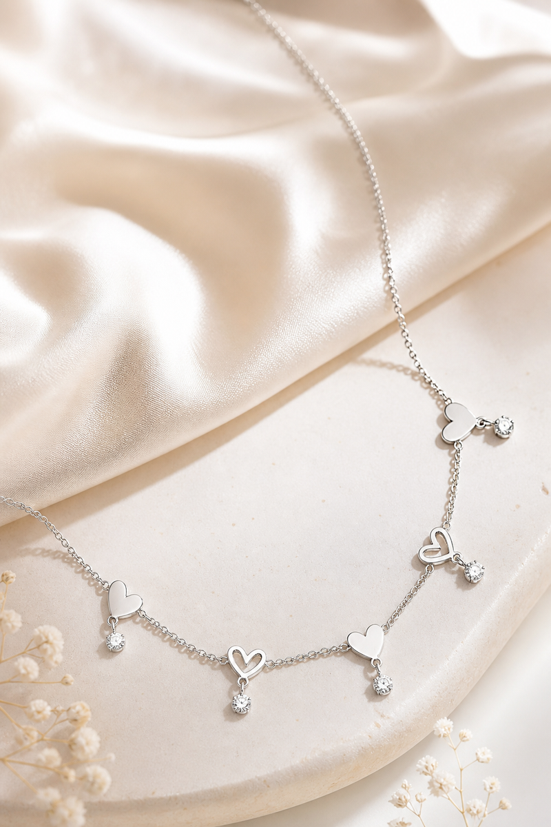 Collana con cuori alternati e pietre pendenti