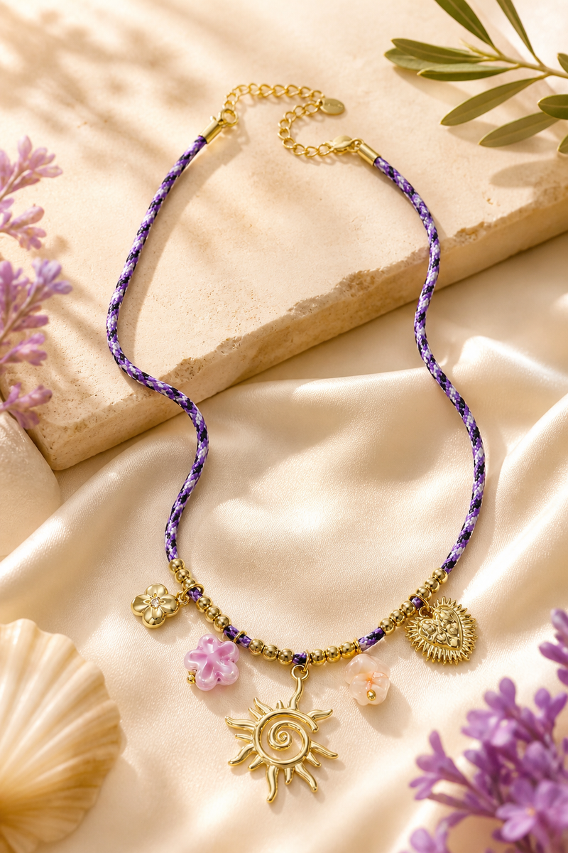 Collana con cordino colorato e pendenti vari viola