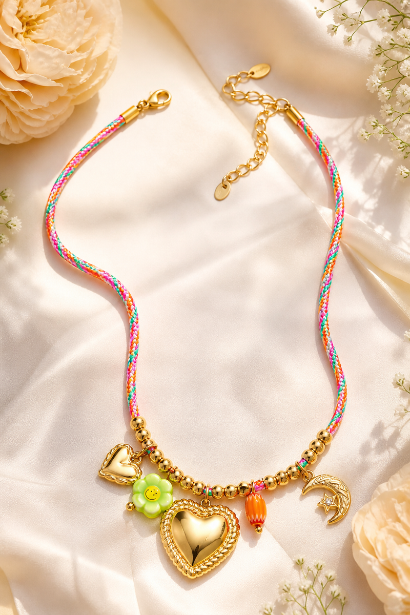 Collana con cordino colorato e pendenti