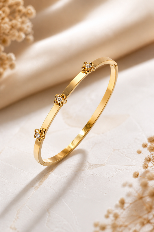 Bracciale rigido con dettaglio floreale e strass