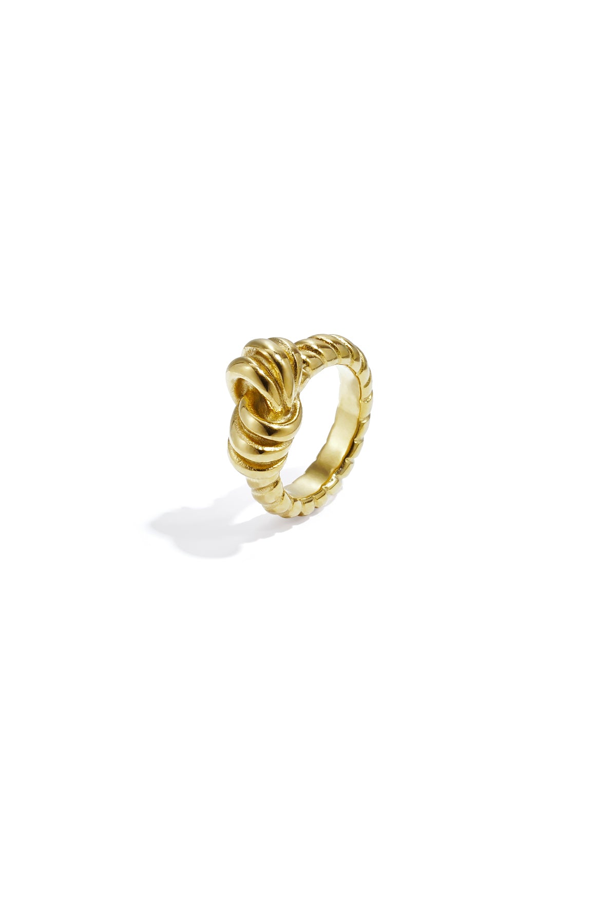 Anello importante con dettagli a nodo e striscia