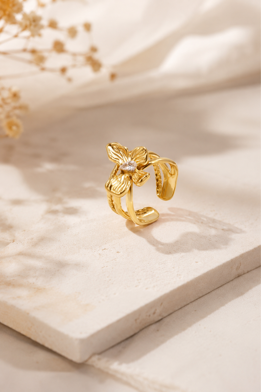 Anello a strati con fiore e pietra