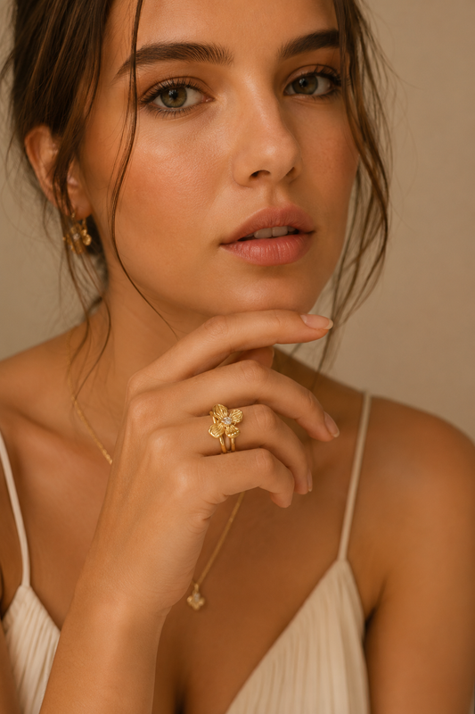 Anello a strati con fiore e pietra